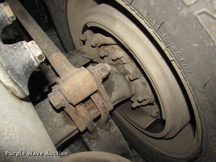 image for item DD2947 2003 Peterbilt 379 semi truck