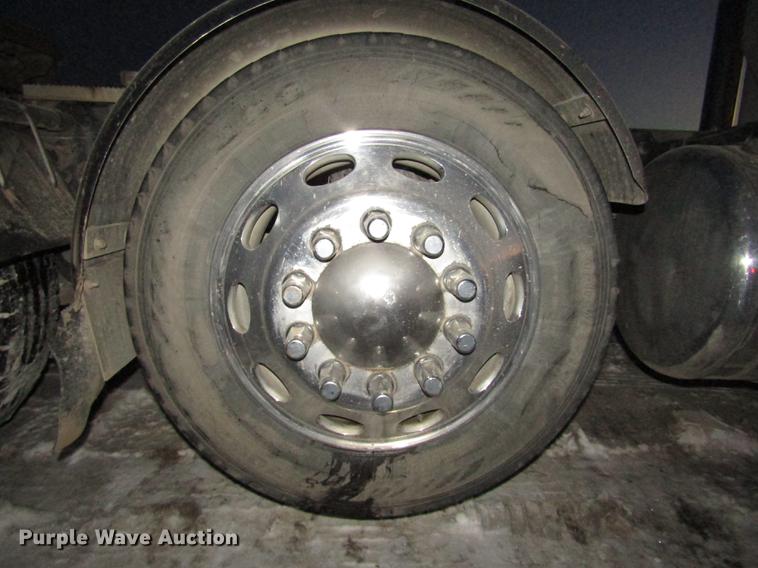 image for item DD2947 2003 Peterbilt 379 semi truck