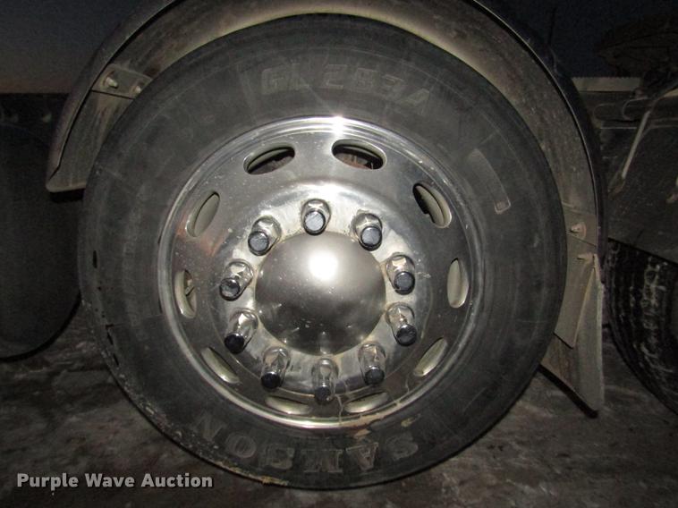 image for item DD2947 2003 Peterbilt 379 semi truck