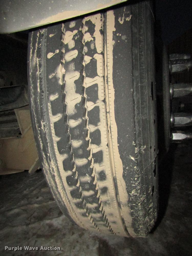 image for item DD2947 2003 Peterbilt 379 semi truck