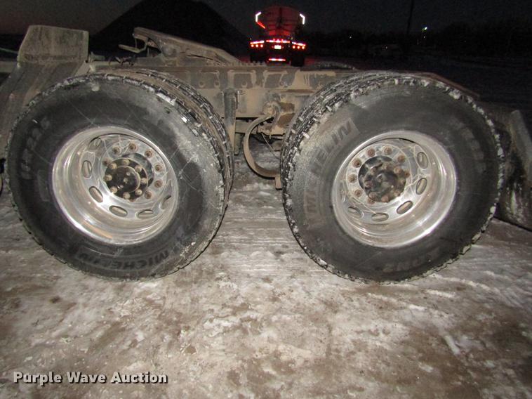 image for item DD2947 2003 Peterbilt 379 semi truck