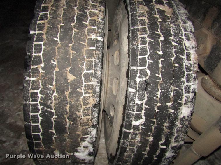 image for item DD2947 2003 Peterbilt 379 semi truck