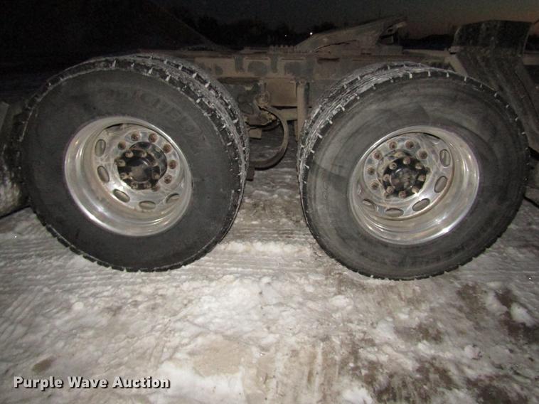 image for item DD2947 2003 Peterbilt 379 semi truck