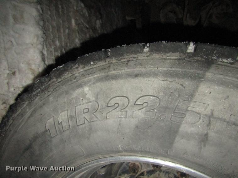 image for item DD2947 2003 Peterbilt 379 semi truck