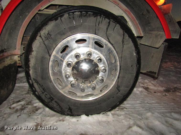 image for item DD2947 2003 Peterbilt 379 semi truck