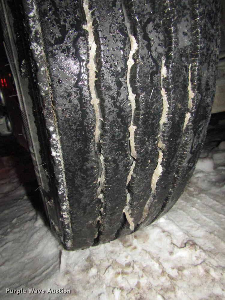 image for item DD2947 2003 Peterbilt 379 semi truck