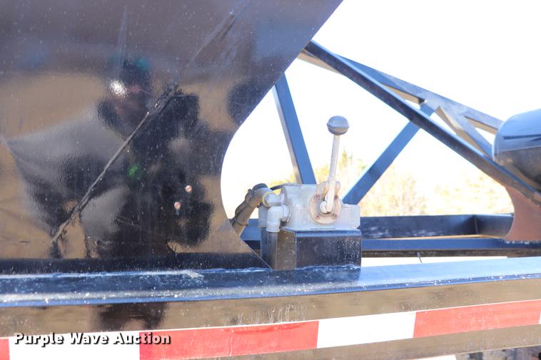 image for item EC9352 2015 Tecumseh TRA/RBV bottom dump trailer