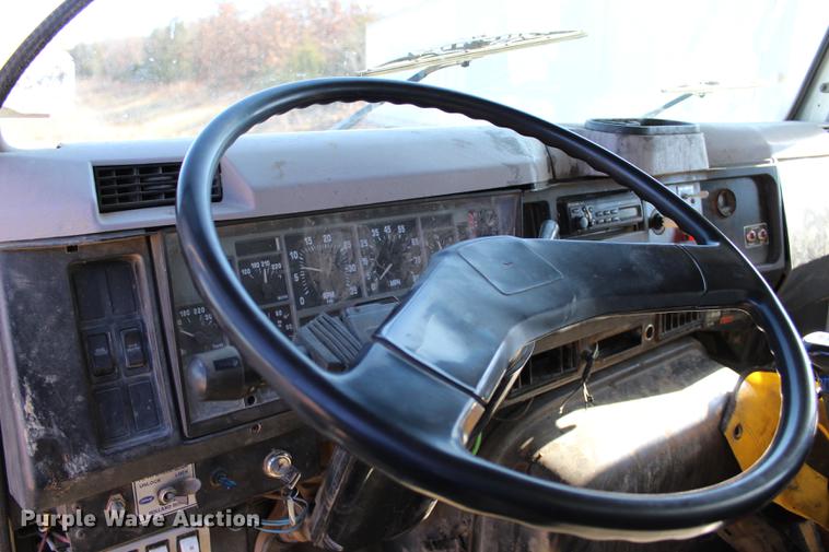 image for item EC9358 1998 International 2574 semi truck