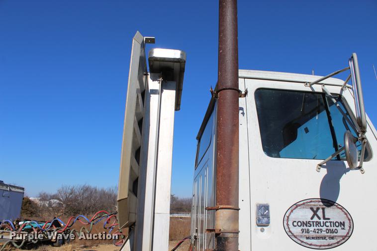 image for item EC9358 1998 International 2574 semi truck