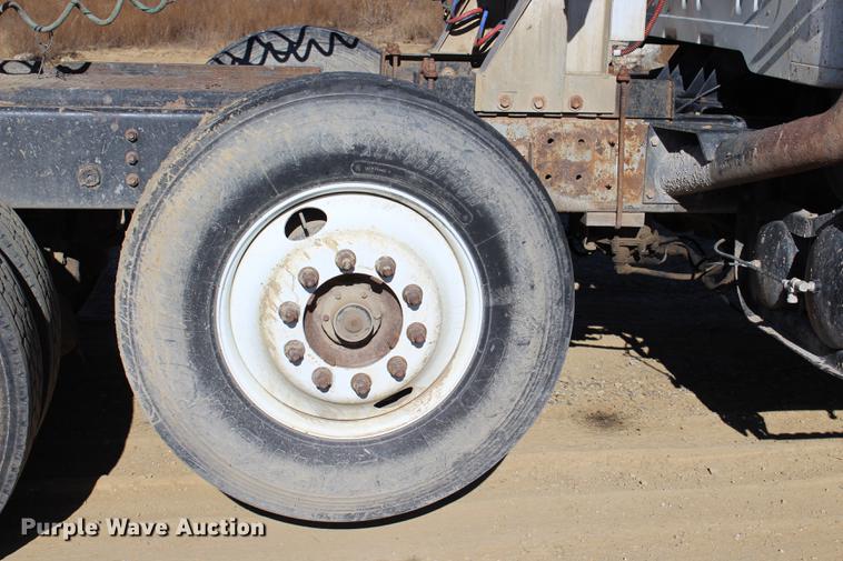 image for item EC9358 1998 International 2574 semi truck