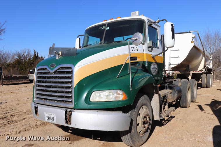 image for item EC9364 2005 Mack CX613 semi truck