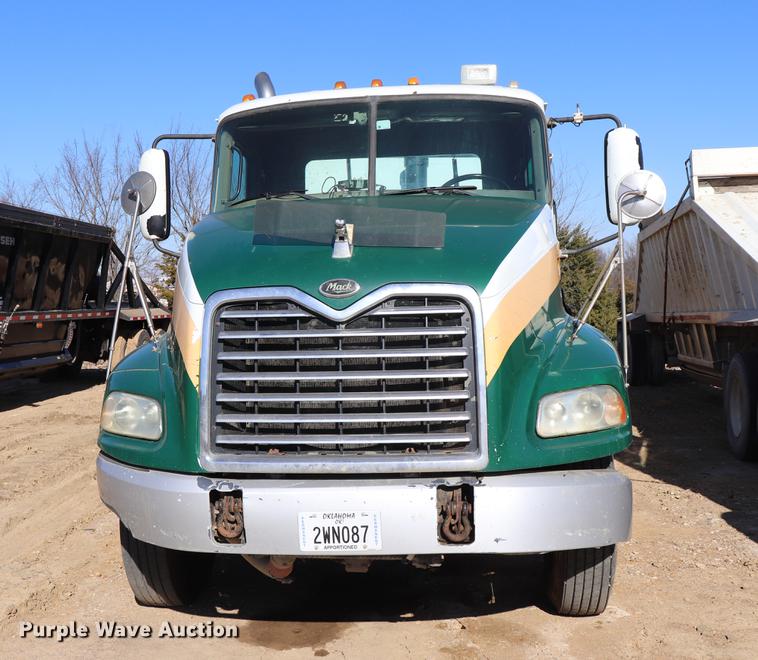 image for item EC9364 2005 Mack CX613 semi truck