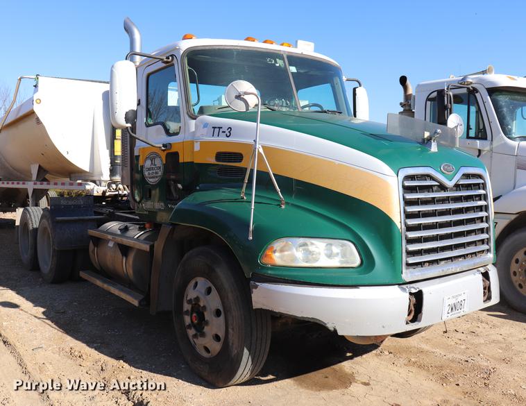 image for item EC9364 2005 Mack CX613 semi truck