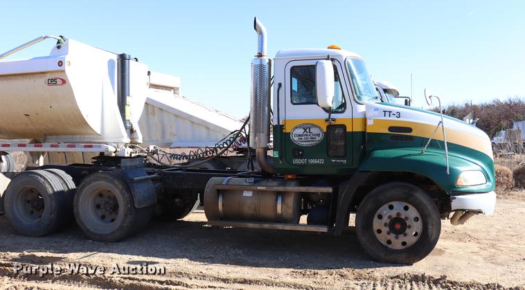 image for item EC9364 2005 Mack CX613 semi truck