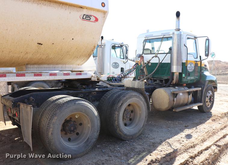 image for item EC9364 2005 Mack CX613 semi truck