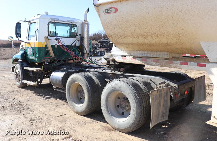 image for item EC9364 2005 Mack CX613 semi truck