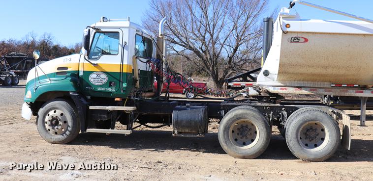 image for item EC9364 2005 Mack CX613 semi truck