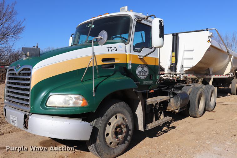 image for item EC9364 2005 Mack CX613 semi truck