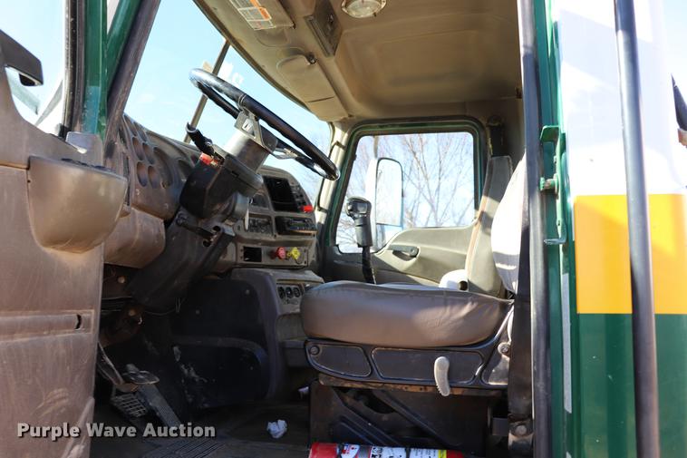 image for item EC9364 2005 Mack CX613 semi truck