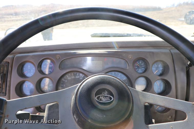 image for item EC9364 2005 Mack CX613 semi truck