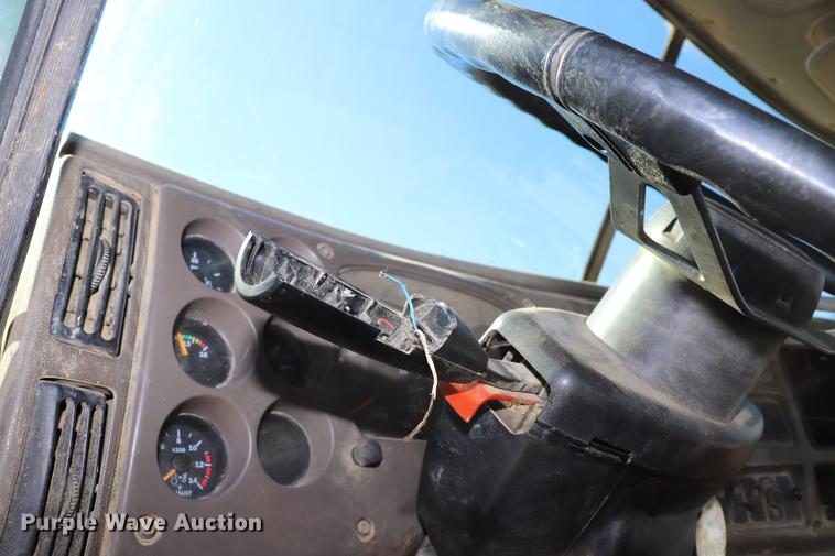 image for item EC9364 2005 Mack CX613 semi truck