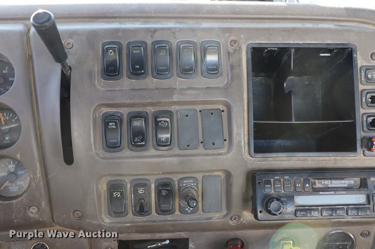 image for item EC9364 2005 Mack CX613 semi truck