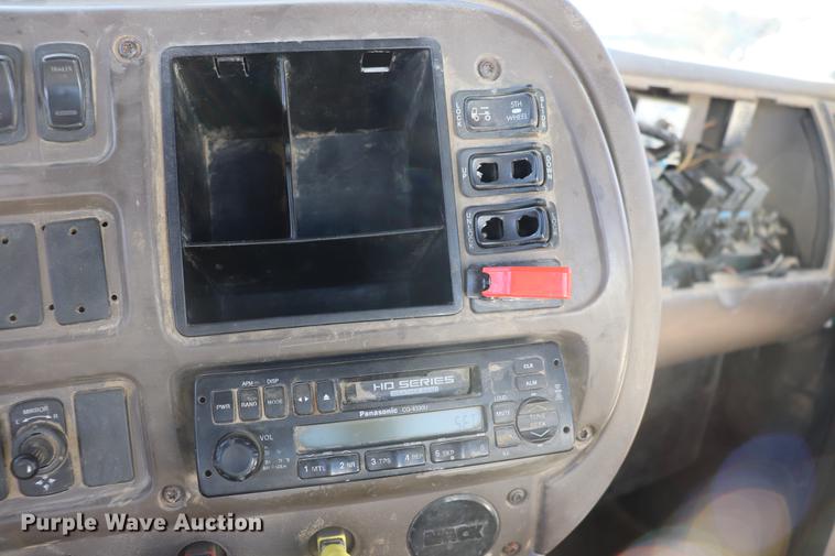 image for item EC9364 2005 Mack CX613 semi truck