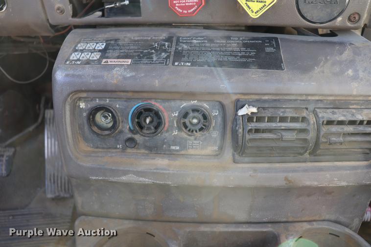 image for item EC9364 2005 Mack CX613 semi truck