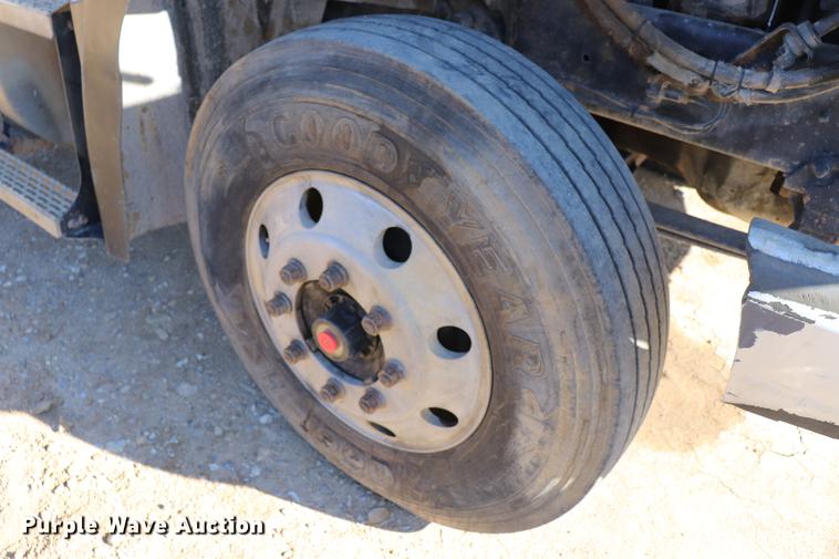 image for item EC9364 2005 Mack CX613 semi truck