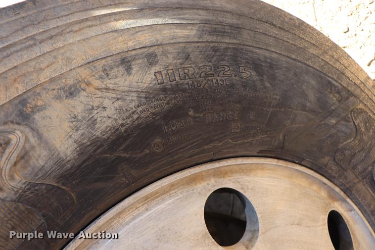 image for item EC9364 2005 Mack CX613 semi truck