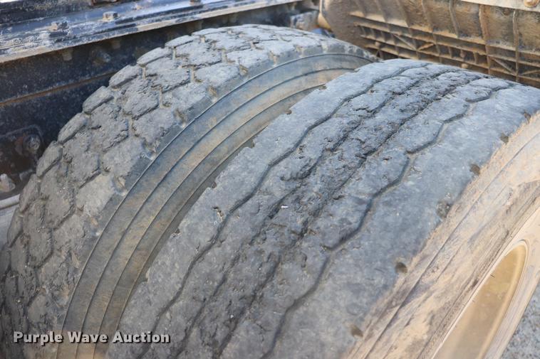 image for item EC9364 2005 Mack CX613 semi truck