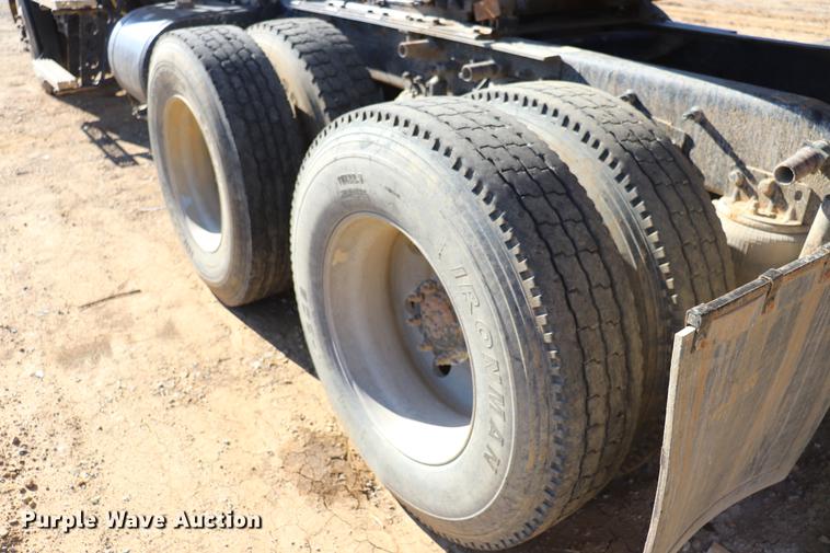 image for item EC9364 2005 Mack CX613 semi truck