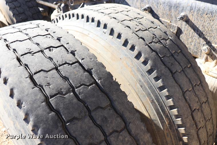 image for item EC9364 2005 Mack CX613 semi truck