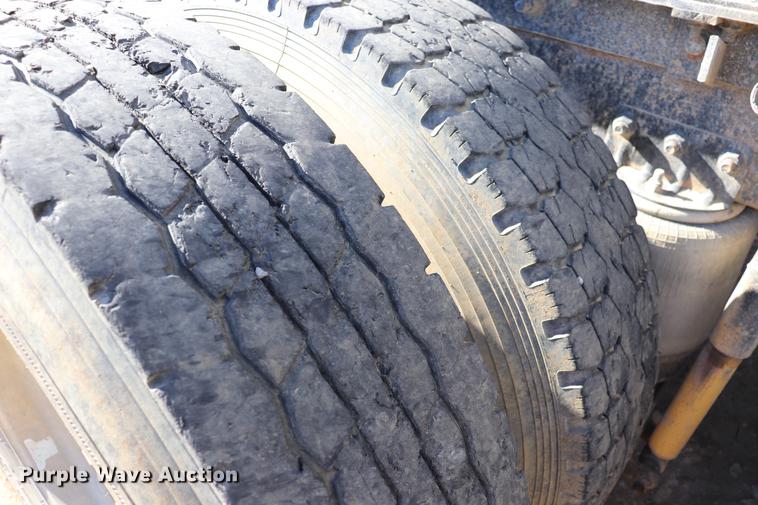 image for item EC9364 2005 Mack CX613 semi truck