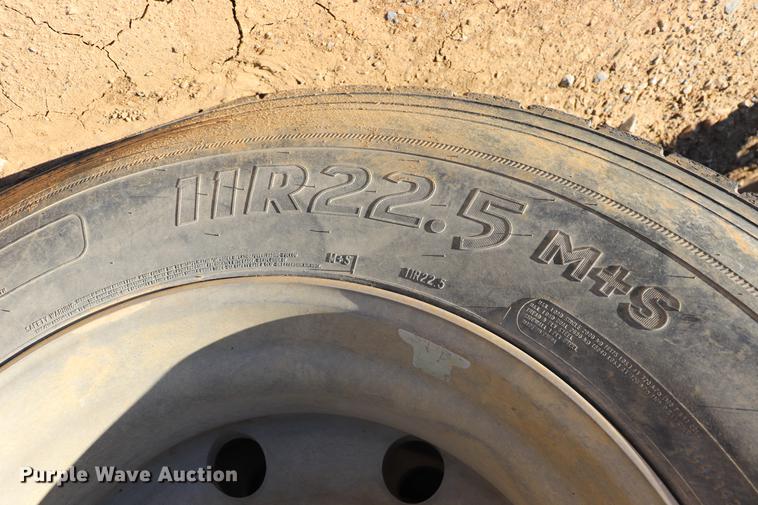 image for item EC9364 2005 Mack CX613 semi truck