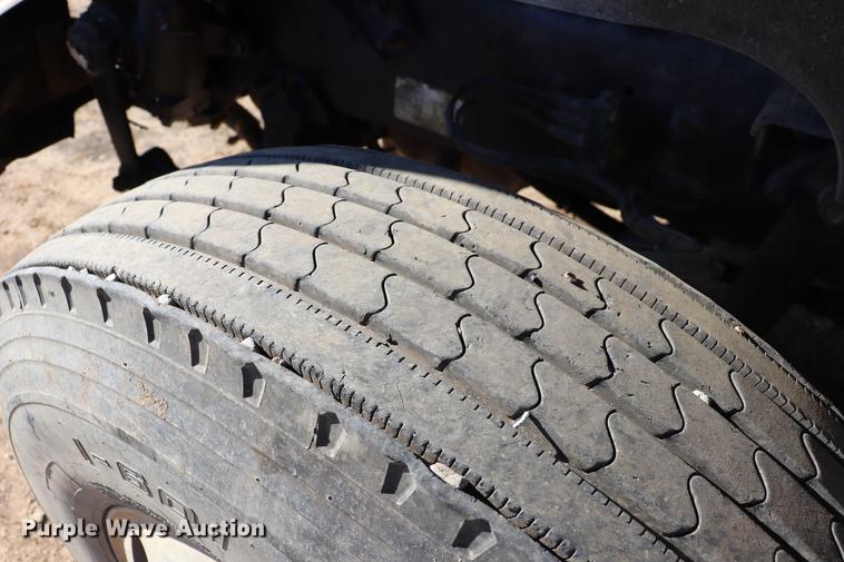 image for item EC9364 2005 Mack CX613 semi truck