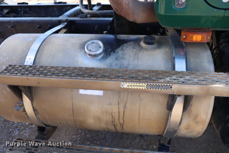 image for item EC9364 2005 Mack CX613 semi truck