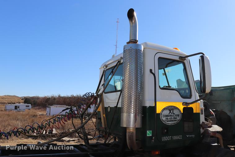image for item EC9364 2005 Mack CX613 semi truck