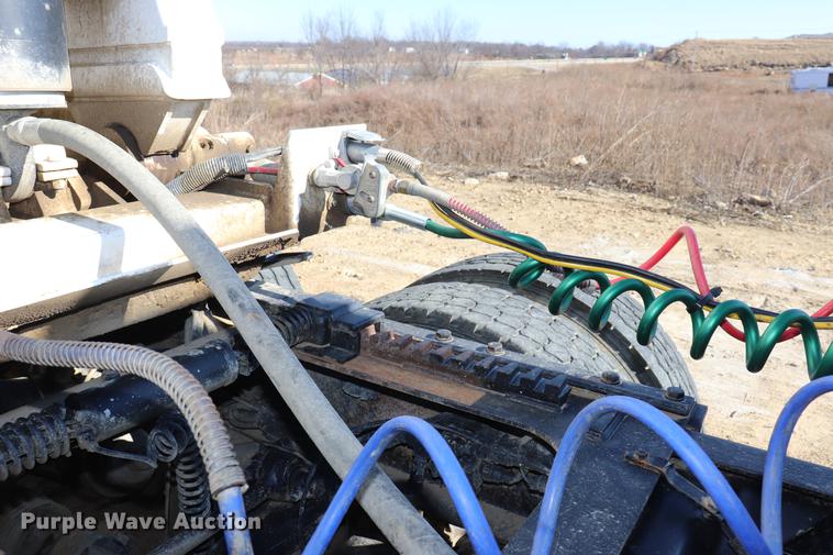 image for item EC9364 2005 Mack CX613 semi truck