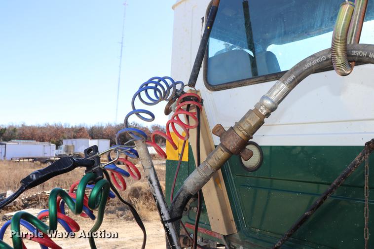 image for item EC9364 2005 Mack CX613 semi truck