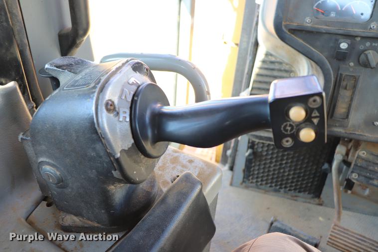 image for item EC9367 2005 Caterpillar D6R XW Series II dozer