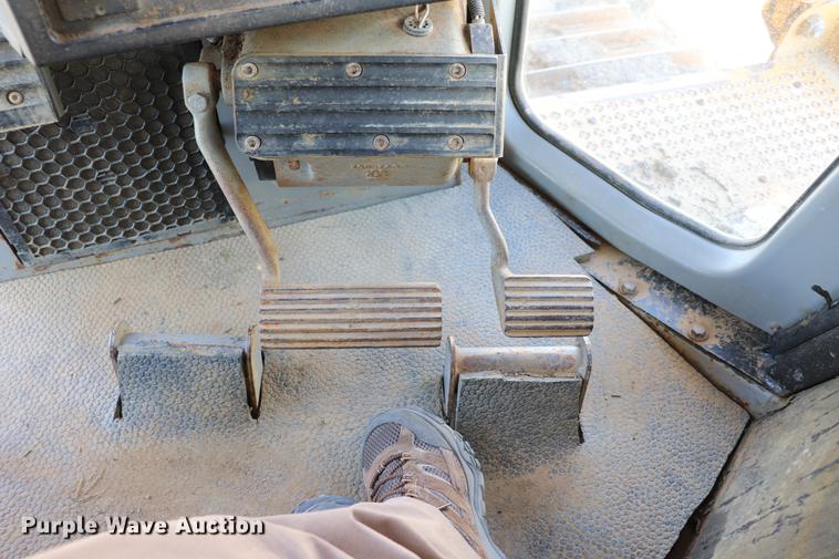 image for item EC9367 2005 Caterpillar D6R XW Series II dozer