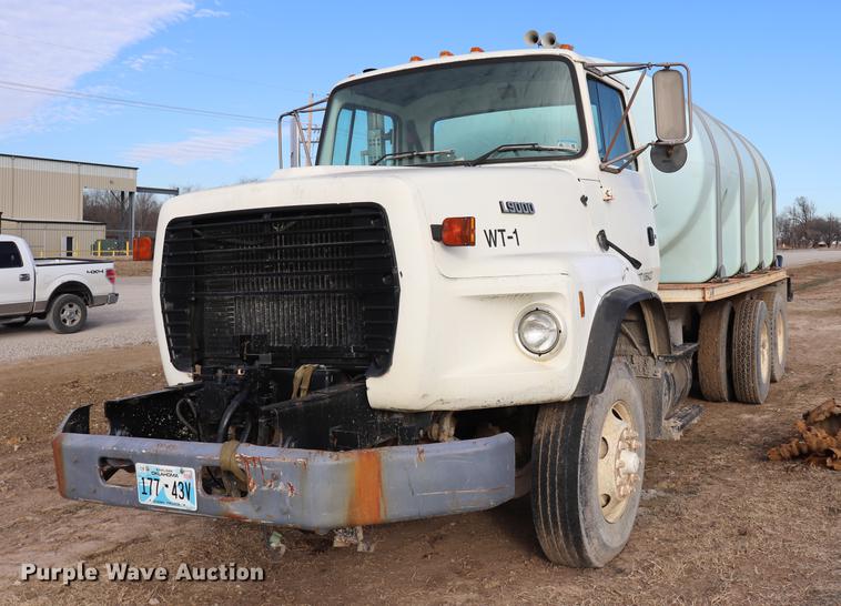 image for item EC9371 1995 Ford L9000 flatbed truck