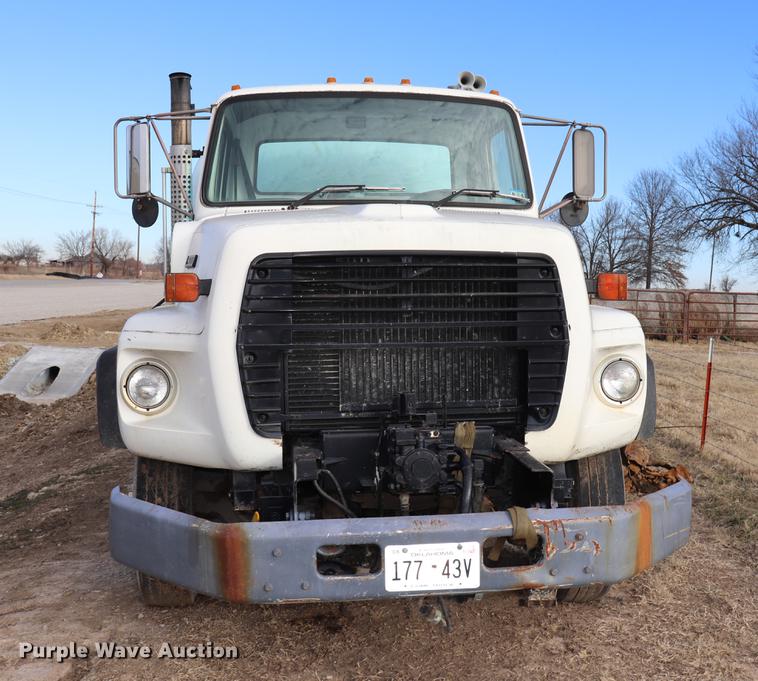 image for item EC9371 1995 Ford L9000 flatbed truck