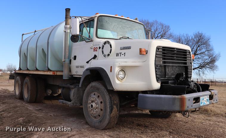 image for item EC9371 1995 Ford L9000 flatbed truck