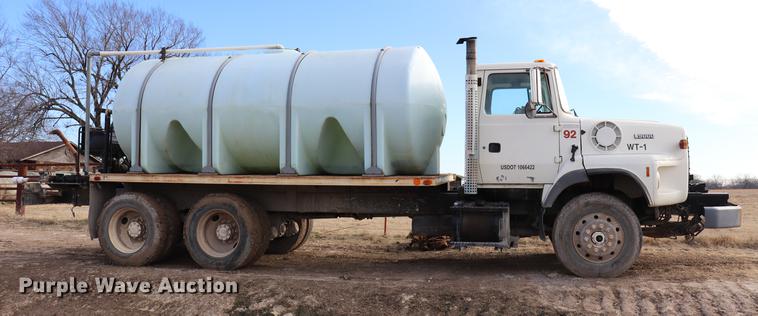 image for item EC9371 1995 Ford L9000 flatbed truck