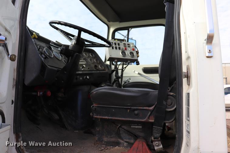 image for item EC9371 1995 Ford L9000 flatbed truck