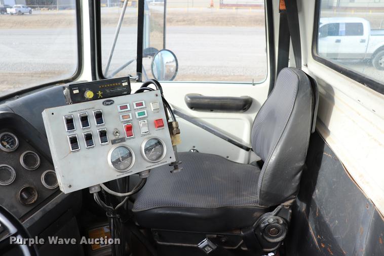 image for item EC9371 1995 Ford L9000 flatbed truck