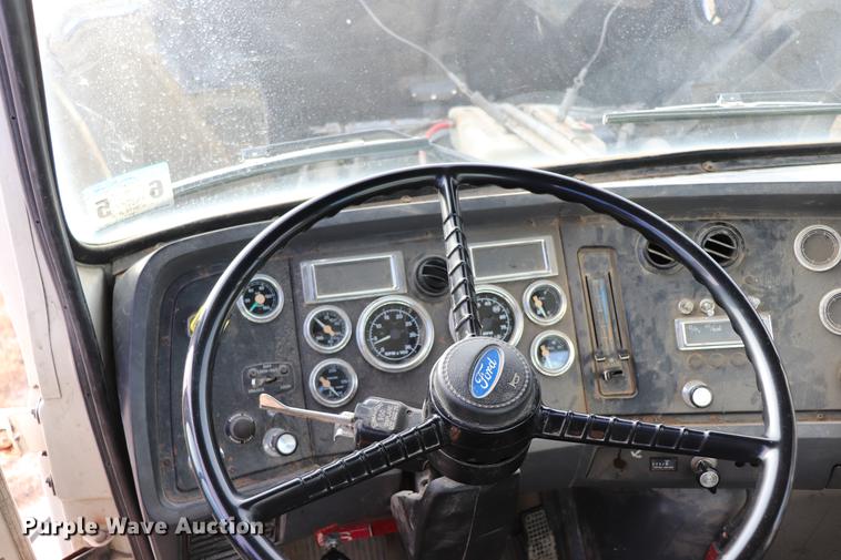 image for item EC9371 1995 Ford L9000 flatbed truck