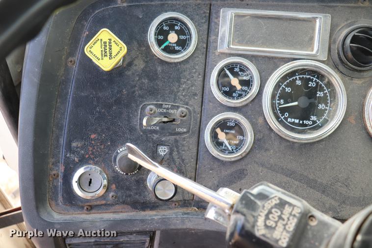 image for item EC9371 1995 Ford L9000 flatbed truck